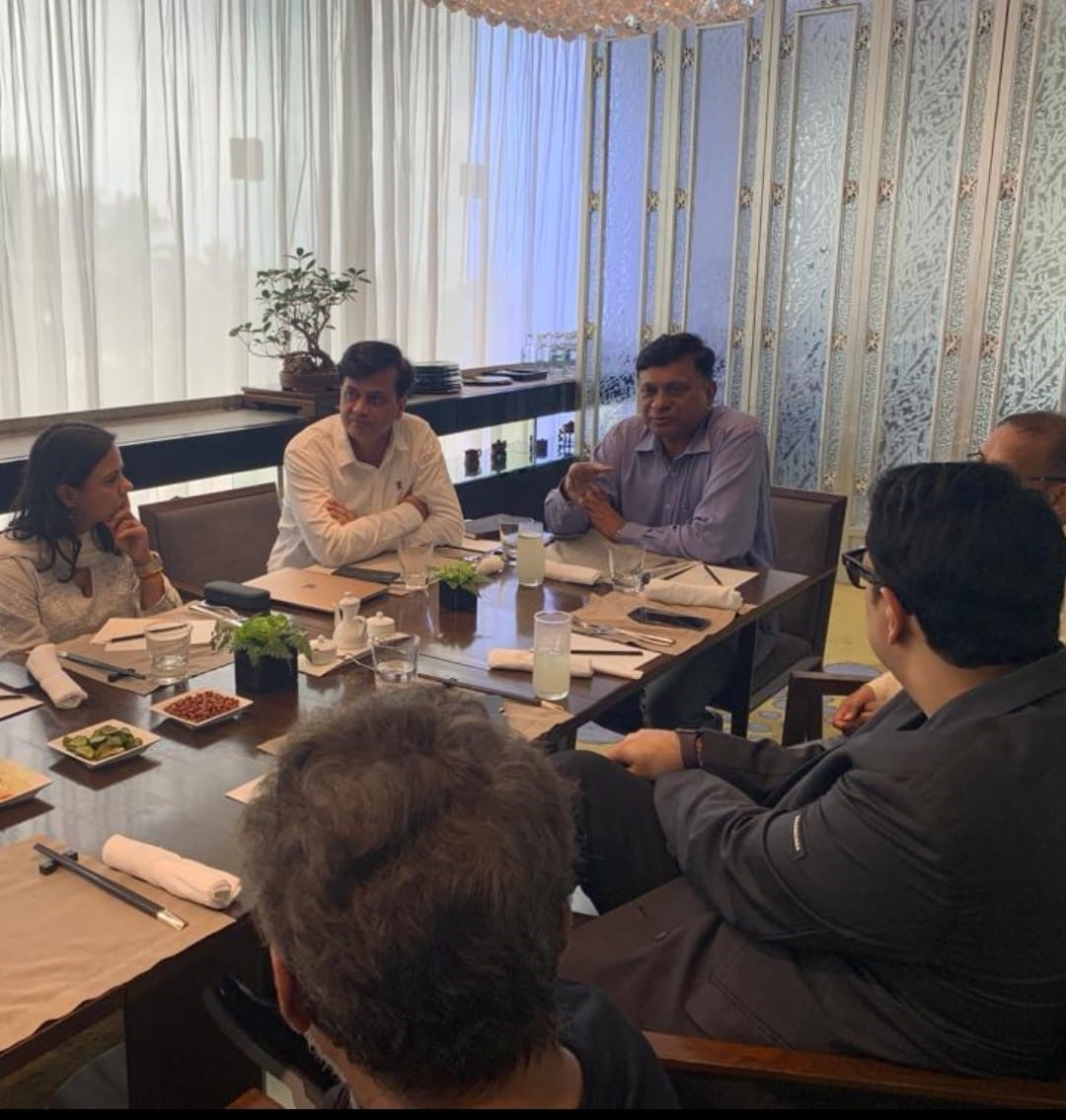 सरकार और फिल्म उद्योग के बीच बातचीत में मीडिया और मनोरंजन क्षेत्र में संभावनाओं को तलाशने की रणनीतियों पर चर्चा की गई