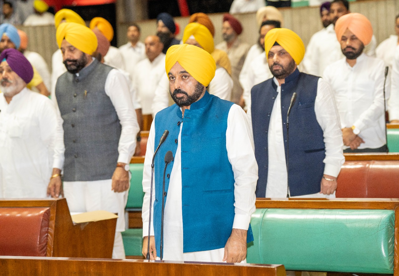 मुख्यमंत्री के नेतृत्व में विधान सभा की तरफ से आठ मशहूर शख्सियतों को श्रद्धांजलि भेंट