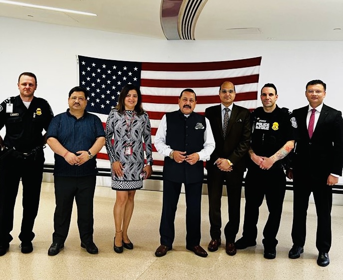 अपनी पांच दिन की अमेरिका यात्रा में वाशिंगटन से होते हुए केंद्रीय मंत्री जितेंद्र सिंह न्यूयॉर्क पहुंचे, इस यात्रा के दौरान माननीय मंत्री पेंसिल्वेनिया के पिट्सबर्ग में 21 से 23 सितंबर के बीच आयोजित होने वाले “ग्लोबल क्लीन एनर्जी एक्शन फोरम” में हिस्सा लेंगे