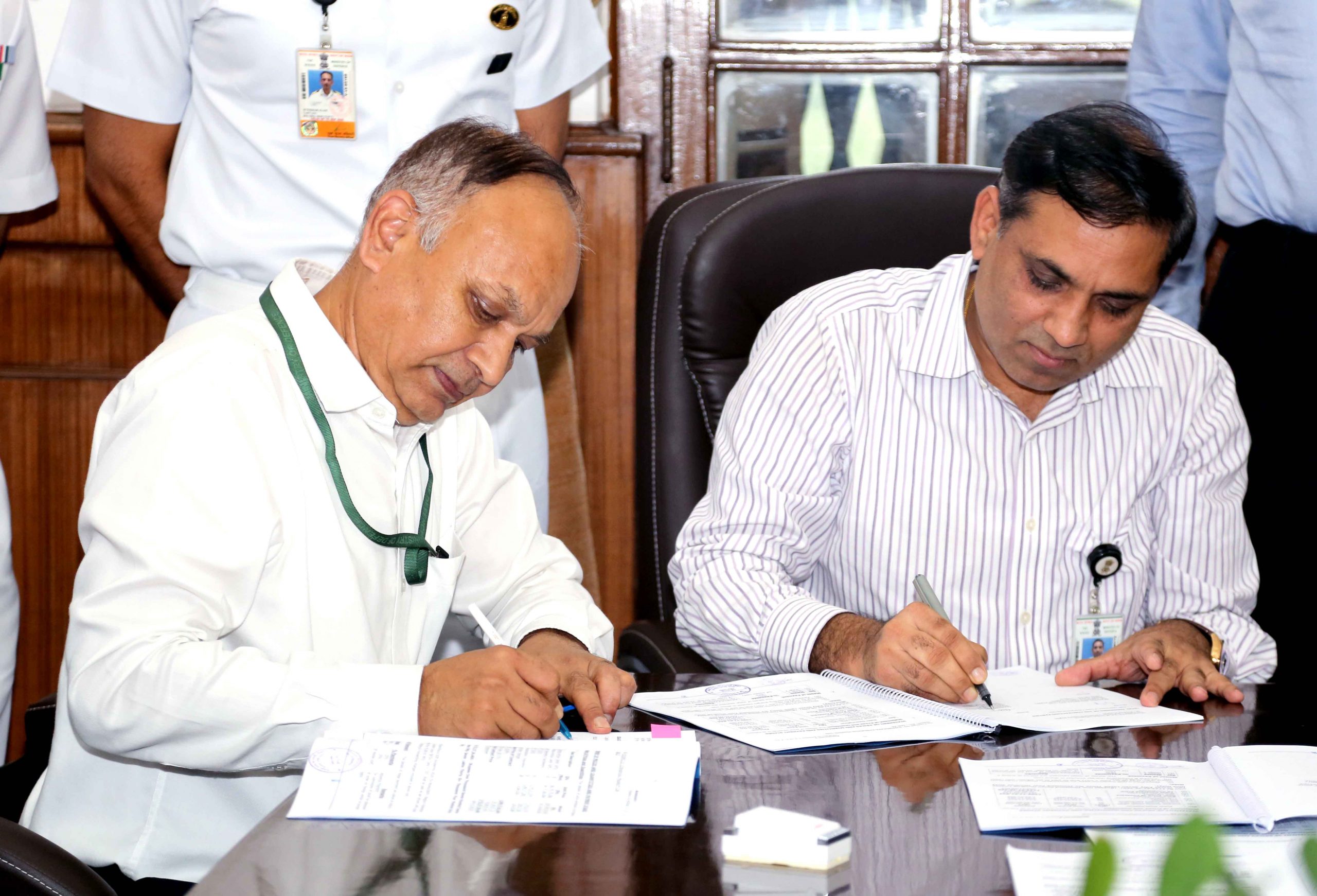 रक्षा मंत्रालय ने सतह से सतह पर मार करने में सक्षम दोहरी भूमिका वाली ब्रह्मोस मिसाइल के लिए ब्रह्मोस एयरोस्पेस प्राइवेट लिमिटेड के साथ अनुबंध पर हस्ताक्षर किए