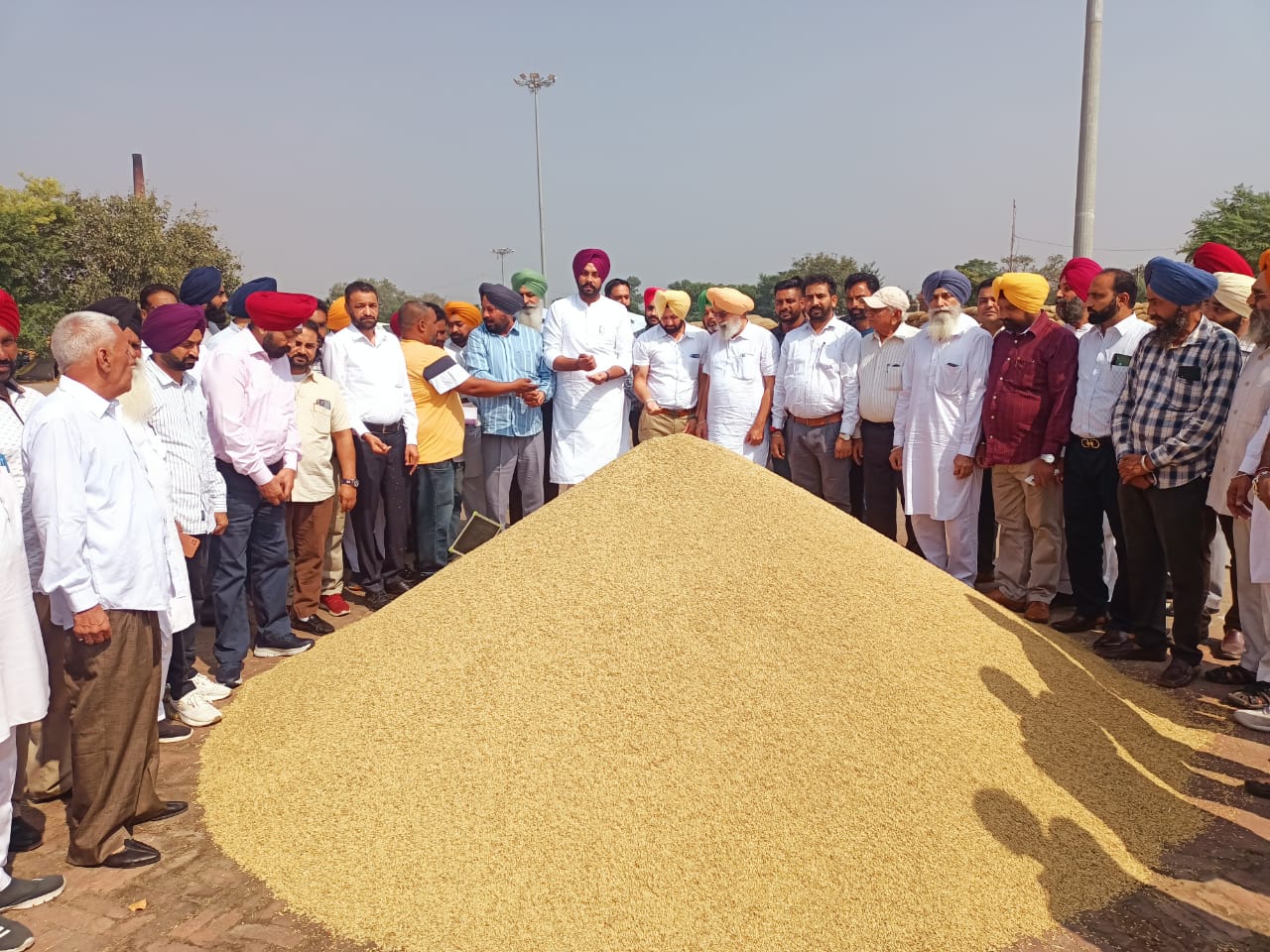 मार्कफैड के चेयरमैन अमनदीप मोही द्वारा साहनेवाल की दाना मंडी का दौरा कर प्रबंधों का लिया जायज़ा