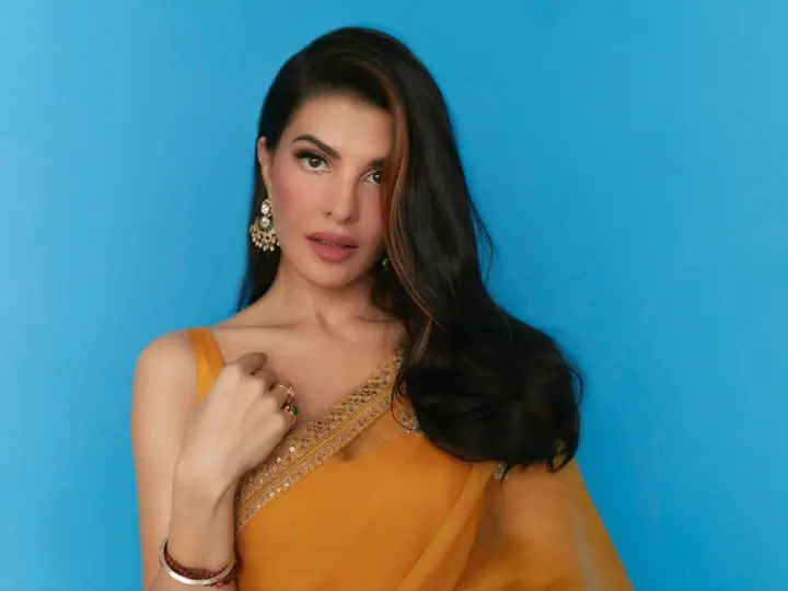 Money Laundering Case: सुकेश चंद्रशेखर के लेटर पर सामने आया जैकलीन फर्नांडिस के वकील का बयान, बोले- ‘निष्पक्ष रूप से जांच हो’  Sukesh Chandrasekhar Case: मनी लॉन्ड्रिग केस को लेकर जैकलीन फर्नांडिस का नाम लगातार सुर्खियां बटोर रहा है. इस बीच सुकेश चंद्रशेखर के लेटर को लेकर जैकलीन के वकील का रिएक्शन सामने आया है.  Sukesh Chandrasekhar-Jacqueline Fernandez: बी टाउन एक्ट्रेस जैकलीन फर्नांडिस (Jacqueline Fernandez) का नाम मनी लॉन्ड्रिंग केस को लेकर लगातार चर्चा का विषय बना हुआ है. हाल ही में 200 करोड़ की ठगी के कथित आरोपी सुकेश चंद्रशेखर (Sukesh Chandrasekhar) ने जेल से अपने वकील की मदद से एक पत्र लिखा था, जिसमें सुकेश ने जैकलीन फर्नांडिस के निर्दोष होने की बात कही थी. इस लेटर को लेकर अब जैकलीन के वकील प्रशांत पाटिल का बयान सामने आया है.       सुकेश के लेटर पर सामने आया जैकलीन के वकील का बयान  हाल ही में महाठग सुकेश चंद्रशेखर ने हस्तिलिखत पत्र लिखा, जिसे उनके वकील की तरफ से मीडिया के सामने पेश किया गया. इस लेटर को लेकर अब जैकलीन फर्नांडिस के वकील ने अपनी प्रतिक्रिया दी है. जैकलीन के वकील ने ई टाइम्स से बातचीत में कहा है- अगर ये लेटर सुकेश चंद्रशेखर के जरिए लिखा गया है तो उनके द्वारा लगाए आरोपों की प्रवर्तन निदेशालय यानी ईडी को गंभीरता,  स्वतंत्र और निष्पक्ष रूप से जांच करनी चाहिए. साथ ही कानूनी प्रासंगिक प्रावधानों तहत उनके बयानों को दर्ज किया जा सकता है. इसके अलावा सच्चाई की तह तक जाने के लिए जांच की जा सकती है, खासतौर पर लेटर में सम्मिलित तथ्यों की जांच विशेष रूप से की जानी चाहिए. वहीं मैं फिर से ये दोहराना चाहूंगा कि जैकलीन फर्नांडिस निर्दोष हैं और वह अपनी गरिमा के लिए कानूनी प्रक्रिया के तहत लड़ाई जारी रखेंगी.   क्या लिखा था सुकेश के लेटर में  सुकेश चंद्रशेखर (Sukesh Chandrasekhar) ने अपने लेटर में लिखा था कि- ये बहुत दुखद है कि जैकलीन फर्नांडिस (Jacqueline Fernandez)  को पीएमएलए यानी मनी लॉन्ड्रिंग केस में आरोपी बनाया गया है. हम दोनों रिलेशनशिप में थे. ऐसे में रिश्ते में होने की वजह से मैंने उन्हें और उनकी फैमिली को गिफ्ट्स दिए,अब इसमें भला उनका क्या दोष. उसने मुझे से कभी कुछ नहीं मांगा सिवाय मेरे प्यार और साथ खड़े रहने के वादे के. बता दें कि इस मनी लॉन्ड्रिंग केस को लेकर जैकलीन फर्नांडिस की नियमित जमानत पर अगले महीने 10 नवंबर को सुनवाई होनी है.