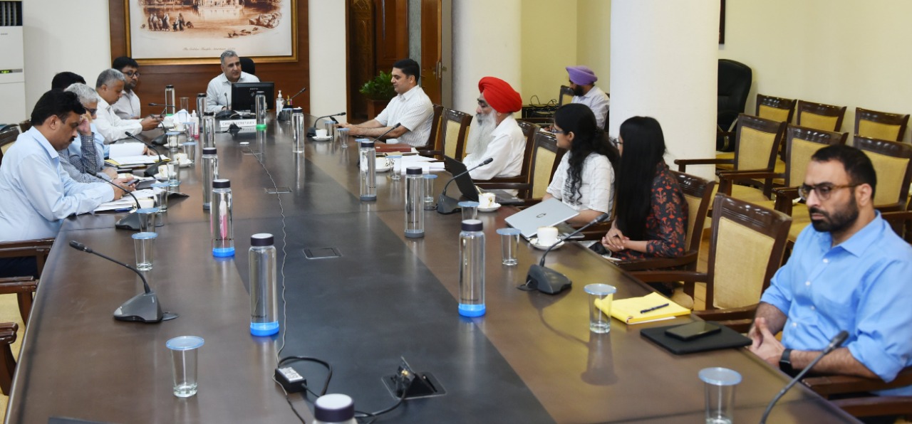 मुख्य सचिव द्वारा पराली प्रबंधन संबंधी पंजाब के उच्च अधिकारियों और डिप्टी कमिश्नरों के साथ समीक्षा बैठक