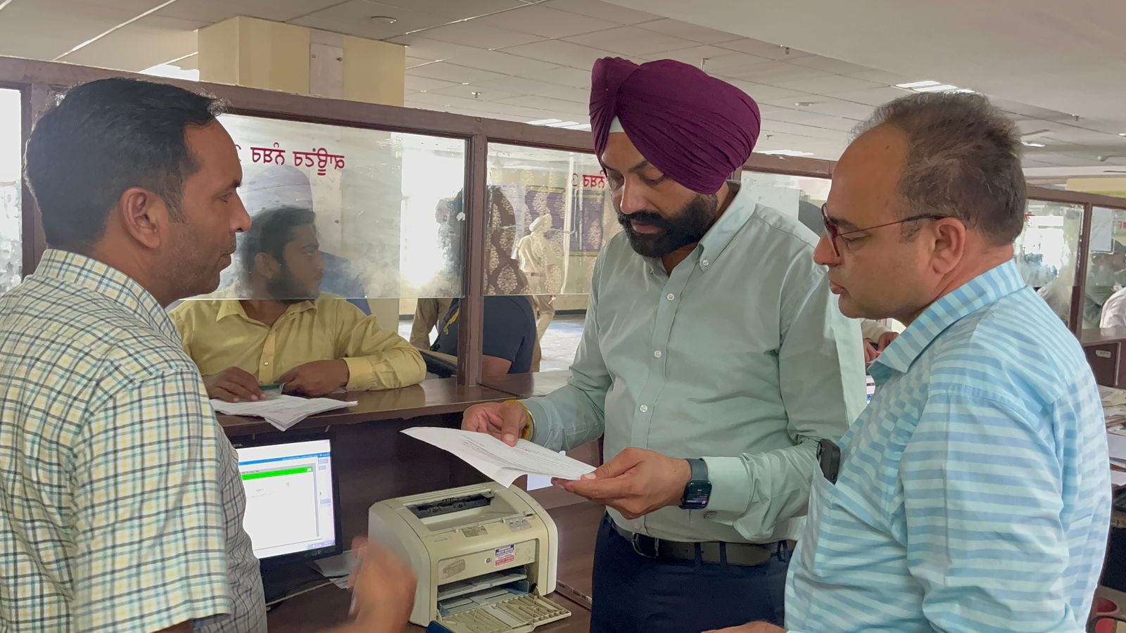 परिवहन मंत्री भुल्लर द्वारा आर.टी.ए. कार्यालय की औचक चैकिंग