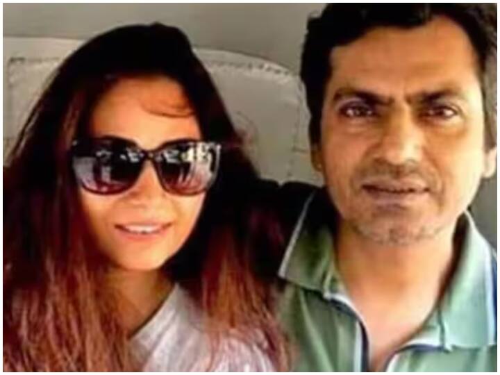 Nawazuddin Siddiqui की पत्नी आलिया सिद्दीकी को कोर्ट ने भेजा समन, 22 फरवरी को पेश होने के आदेश   Nawazuddin Siddiqui: नवाजुद्दीन सिद्दीकी और उनकी पत्नी आलिया सिद्दीकी को कोर्ट ने समन भेजा है. मामला साल 2020 का है. उन्हें 22 फरवरी को कोर्ट में पेश होने के आदेश जारी किए गए हैं.    Nawazuddin Siddiqui Wife Summon: बॉलीवुड एक्टर नवाजुद्दीन सिद्दीकी पिछले कुछ समय से अपनी पर्सनल लाइफ को लेकर सुर्खियों में हैं. दरअसल एक्टर की उनकी पत्नी आलिया से अनबन चल रही हैं और मामला कोर्ट-कचहरी तक पहुंच चुका है. वहीं अब खबर आ रही  है कि नवाजुद्दीन सिद्दीकी की पत्नी आलिया को कोर्ट ने एक मामले में समन भेजा है.   नवाज की पत्नी ने 2020 में दर्ज कराया था केस आलिया ने अपने पति नवाजुद्दीन सिद्दीकी और ससुराल पक्ष के खिलाफ पोक्सो एक्ट और कई और धाराओं के तहत मामला दर्ज कराया था. हालांकि पुलिस इस केस में क्लोजर रिपोर्ट लगा चुकी है. एक्टर की पत्नी ने जुलाई 2020 में मुंबई के वर्सोवा थाने में अपने देवर पर गलत हरकत करने का आरोप लगाते हुए एफआईआर दर्ज कराई थी. नवाज की पत्नी ने अपनी शिकायत में कहा था कि वह साल 2012 में अपनी ससुराल बुढ़ाना गई थी. इस दौरान उनके देवर ने उनके साथ गलत हरकत की थी. इस मामले में पुलिस ने जीरो एफआईआर दर्ज की थी और विवेचना के लिए बुढ़ाना कोतवाली भेज दी थी.  कोर्ट में पेश नहीं होने पर आलिया को भेजा गया समन बता दें कि इस मामले को लेकर नवाजुद्दीन की पत्नी कोर्ट में एक बार पेश भी हुई थी और अपने बयान भी दर्ज करा दिए थे. वहीं बुढ़ाना पुलिस ने मामले की जांच की और कोई सुबूत ना मिलने पर पोक्सो कोर्ट में क्लोजिंग रिपोर्ट दाखिल कर दी थी. इसके बाद कोर्ट ने वादी यानी आलिया को तलब किया था लेकिन वह कोर्ट में पेश नहीं हुई थी. बुधवार को इसी मामले की सुनवाई पोक्सो कोर्ट में हुई थी लेकिन आलिया फिर अदालत के समक्ष पेश नहीं हुई. जिसके बाद एडीजीसी कुलदीप पुंडीर ने वादी के मुंबई स्थित घर पर समन भेजा है. वादी को  22 फरवरी को कोर्ट में पेश करने के आदेश जारी किए गए हैं.