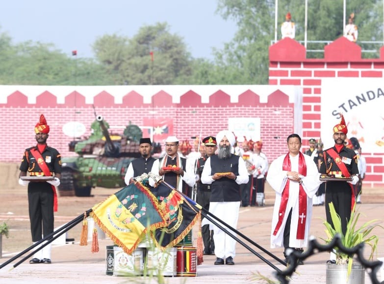 सेना प्रमुख ने 49 बख्तरबंद रेजिमेंट, 51 बख्तरबंद रेजिमेंट, 53 बख्तरबंद रेजिमेंट और 54 बख्तरबंद रेजिमेंट को राष्ट्रपति के मानक से सम्मानित किया