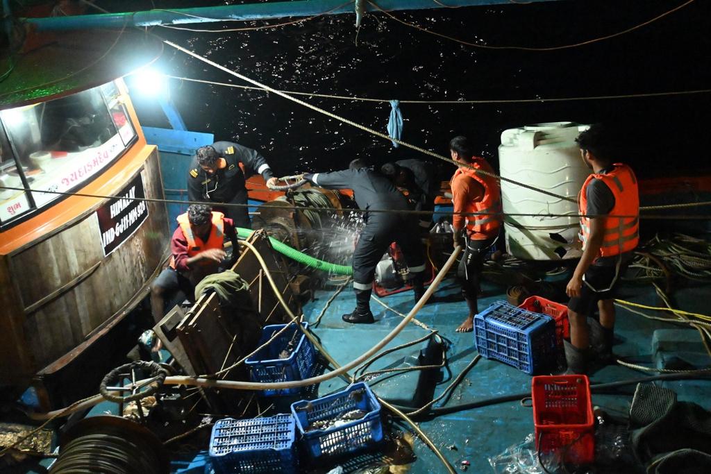 भारतीय तटरक्षक ने गुजरात तट पर डूब रही मछली पकड़ने वाली एक नौका से छह मछुआरों को बचाया