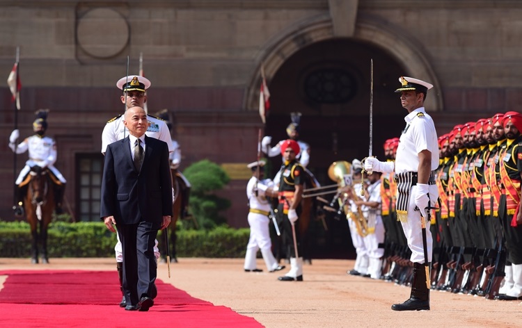 प्रधानमंत्री ने कंबोडिया के नरेश श्री नोरोडोम सिहमोनी से मुलाकात की