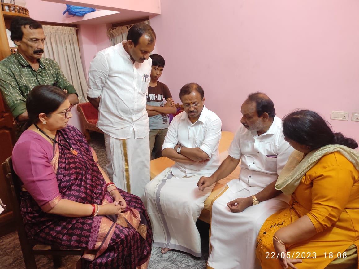 केंद्रीय मंत्री श्रीमती स्‍मृति इरानी और श्री वी. मुरलीधरन ने दिवंगत डॉ. वंदना दास के आवास का दौरा किया