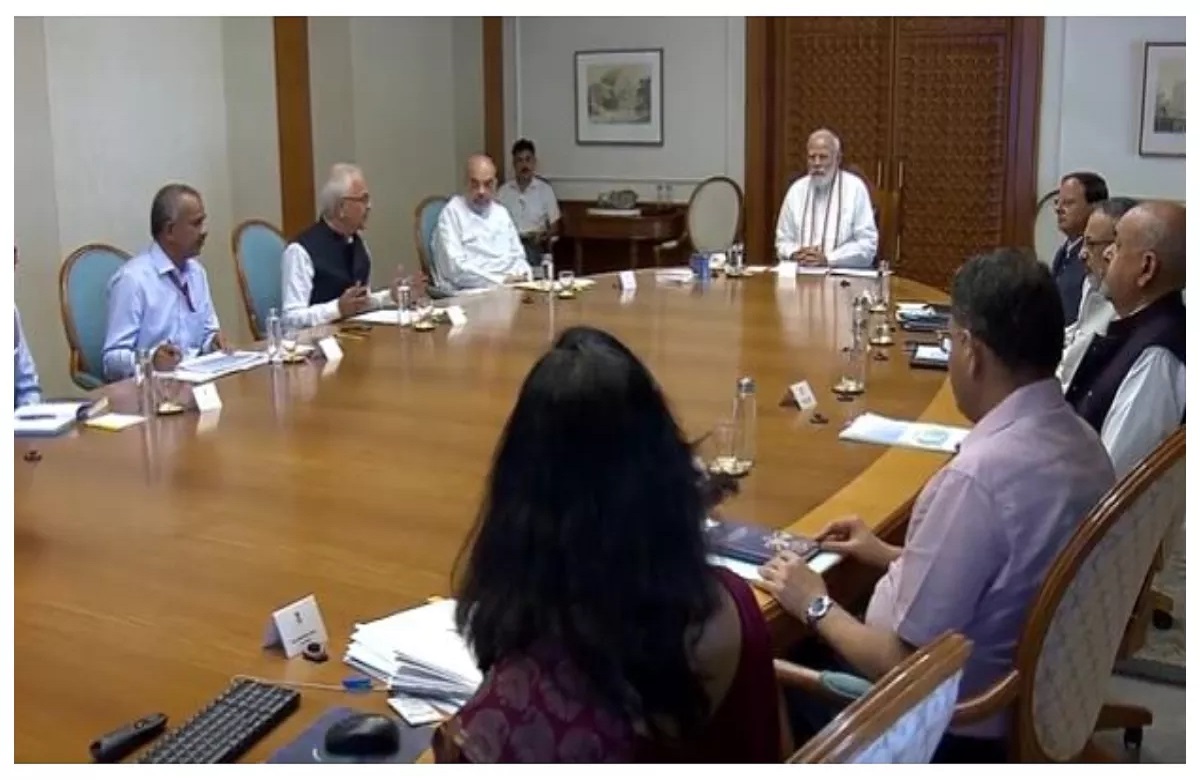 प्रधानमंत्री ने चक्रवात ‘बिपरजॉय’ से निपटने की तैयारियों की समीक्षा के लिए उच्च स्तरीय बैठक की अध्यक्षता की