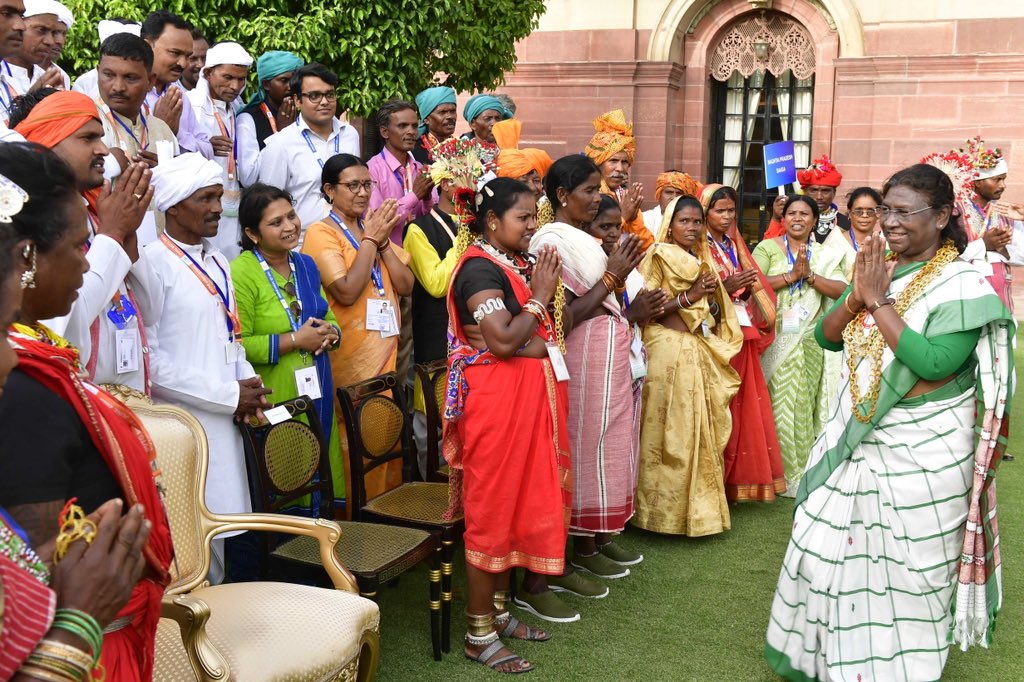राष्ट्रपति ने विशेष रूप से कमजोर जनजातीय समूहों के सदस्यों से बातचीत की