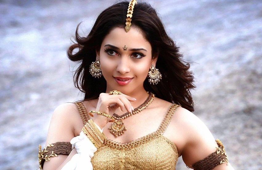 फैंस से मिलकर भावुक हो गईं तमन्ना भाटिया, शख्स का हाथ देखा तो भर लिया बांहों में,