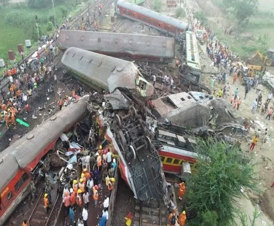 ओडिशा में हुए दर्दनाक हादसे में फंसे यात्रियों और मृत व्यक्तियों के परिवार/मित्रों/रिश्तेदारों की सुविधा के लिए भारतीय रेलवे ने 139 हेल्पलाइन नंबर पर विशेष व्यवस्था की