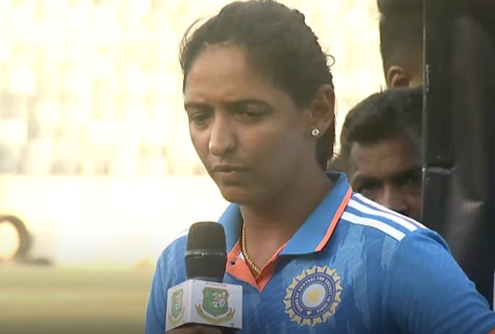 हरमनप्रीत कौर के करियर पर लगा दाग, लग सकता है 2 मैच का प्रतिबंध, स्टंप पर बल्ला मारना पड़ेगा महंगा