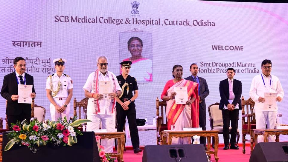 राष्ट्रपति की एससीबी मेडिकल कॉलेज और अस्पताल, कटक के वार्षिक समारोह में गरिमामयी उपस्थिति रही