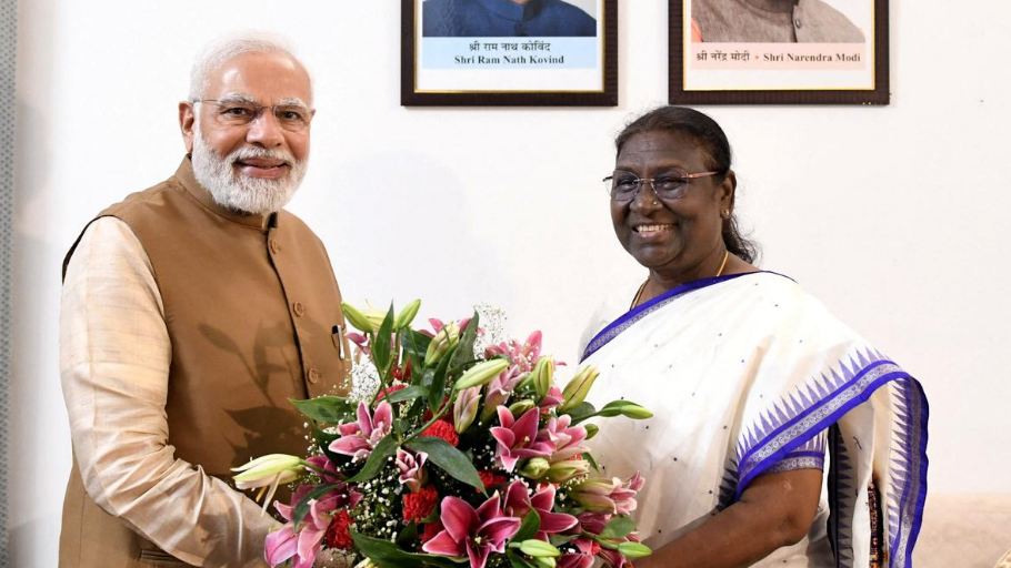 प्रधानमंत्री ने राष्ट्रपति को कार्यकाल के एक वर्ष पूरे होने पर बधाई दी