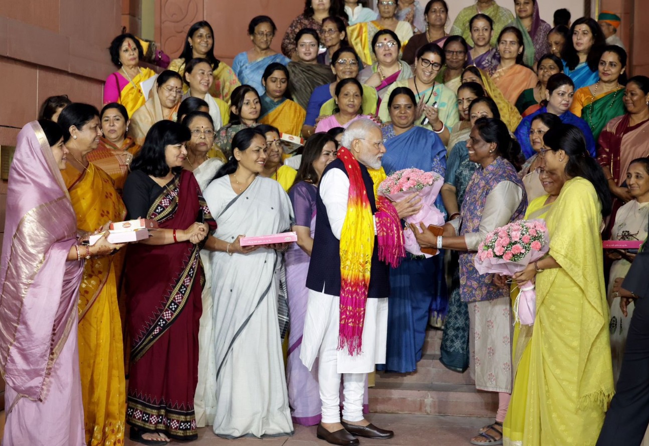 नारी शक्ति वंदन अधिनियम पारित: संसद की महिला सदस्यों ने की प्रधान मंत्री से मुलाकात
