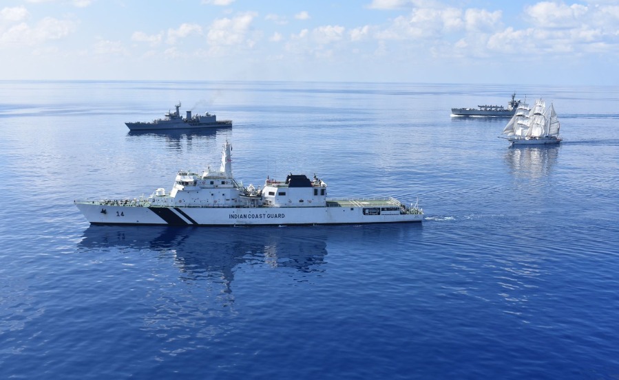 प्रथम प्रशिक्षण स्क्वाड्रन जहाजों को लंबी दूरी के प्रशिक्षण के लिए दक्षिण पूर्व एशिया में तैनात किया गया