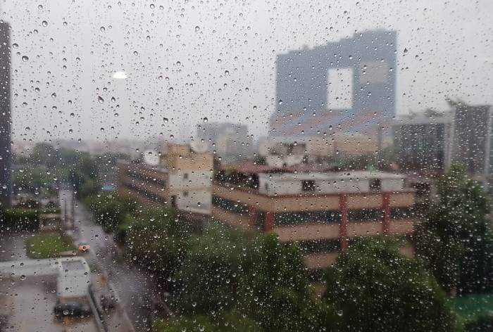 दिल्ली-NCR में तेज हवा के साथ बारिश, मौसम हुआ सुहावना