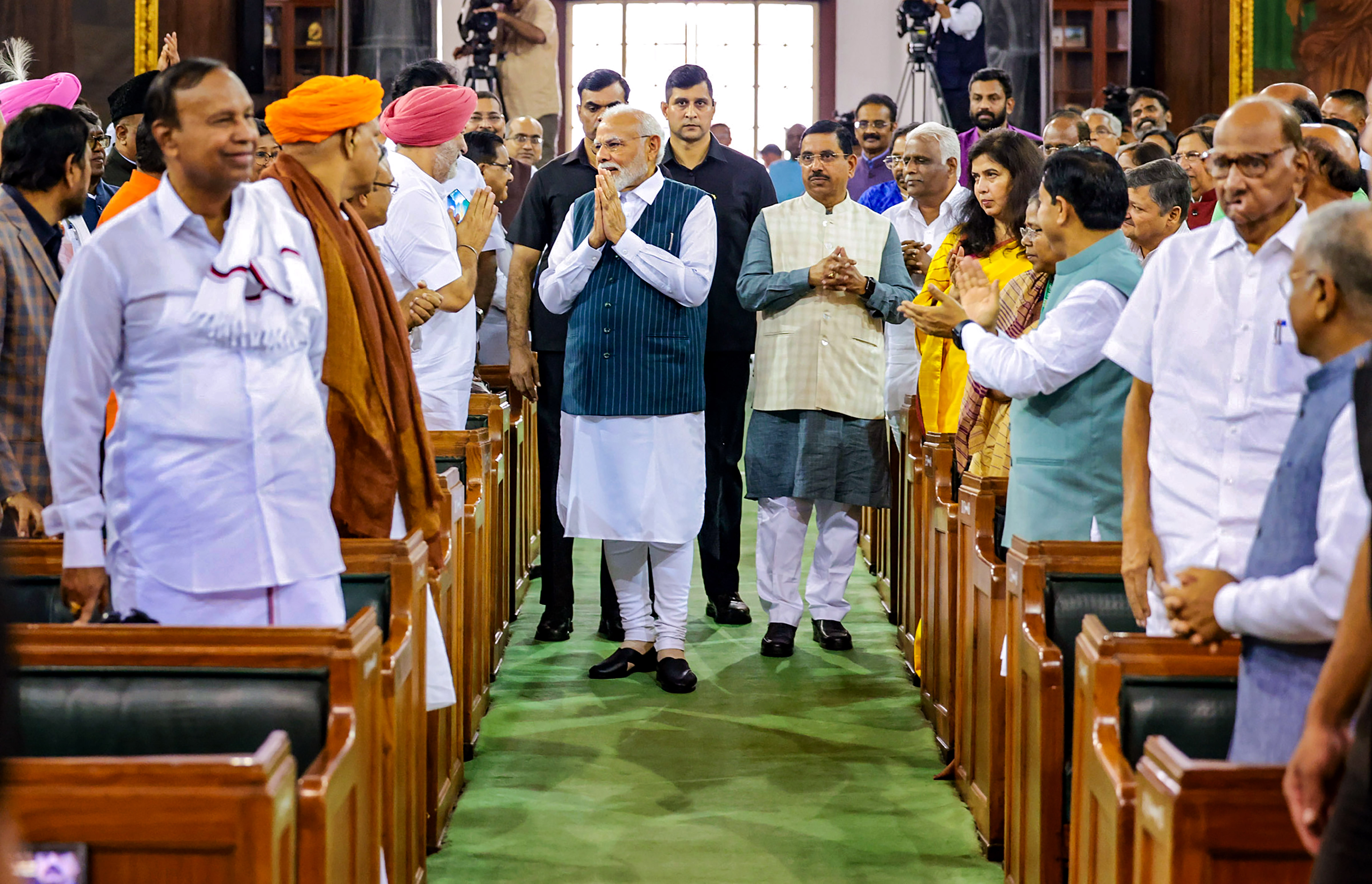 पीएम मोदी और तमाम सांसदों ने नई संसद से किया नए भविष्य का श्री गणेश