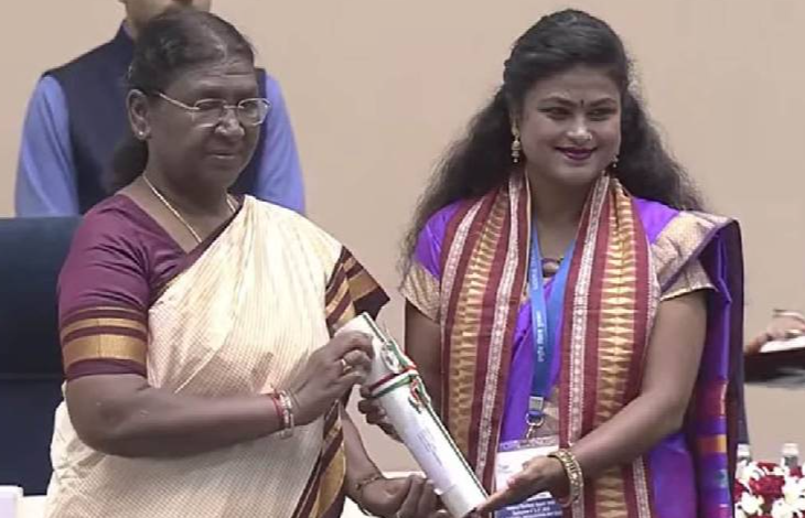 राष्ट्रपति ने शिक्षकों को राष्ट्रीय पुरस्कार प्रदान किए