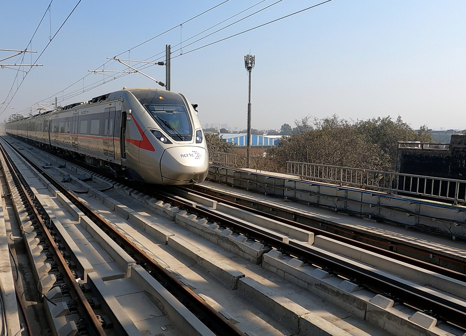 पीएम मोदी ने देश को पहली हाई स्पीड रैपिड ट्रेन नमो भारत की सौगात दी