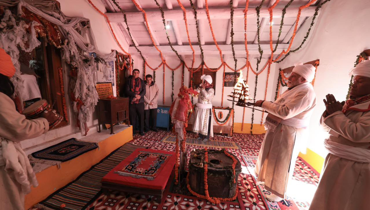 पार्वती कुंड में दर्शन के दौरान आध्यात्मिक रंग में दिखे प्रधानमंत्री मोदी, जवानों का बढ़ाया हौसला