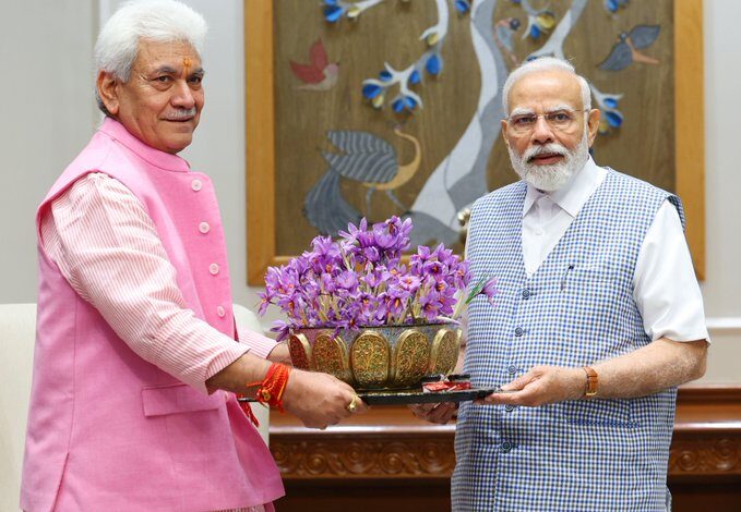 जम्मू-कश्मीर के उपराज्यपाल ने प्रधानमंत्री से मुलाकात की