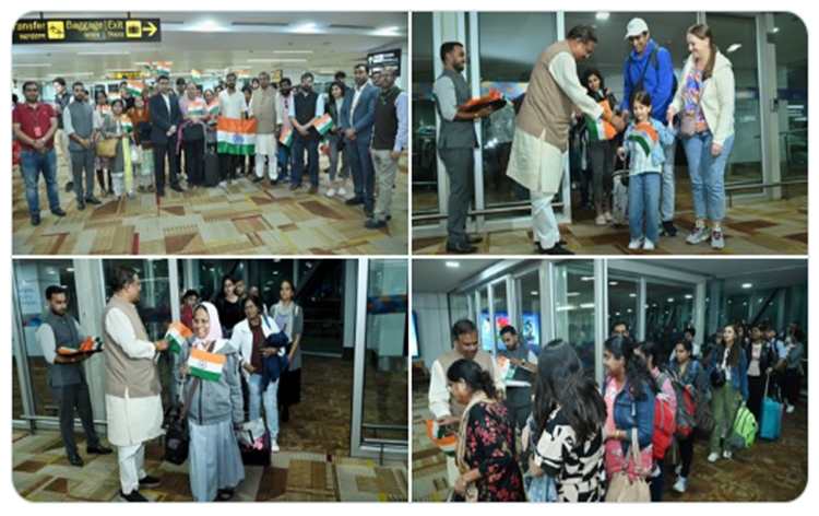 ऑपरेशन अजय: 143 लोगों को लेकर भारत पहुंचा विशेष विमान, अब तक कुल 1343 लोगों की हुई वापसी