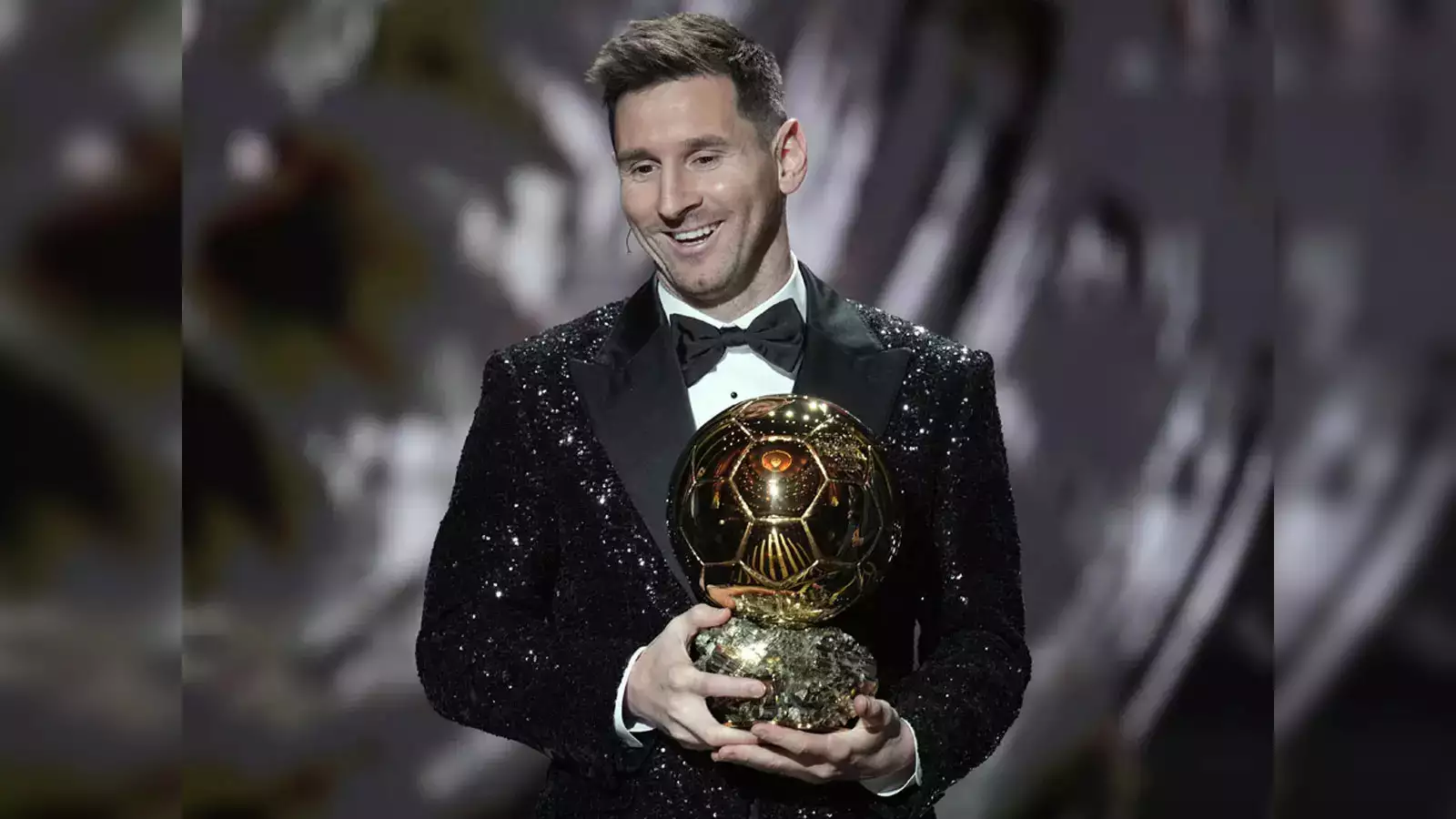 दिग्गज फुटबॉलर लियोनेल मेसी आठवीं बार बैलन डी’ओर पुरस्कार से सम्मानित