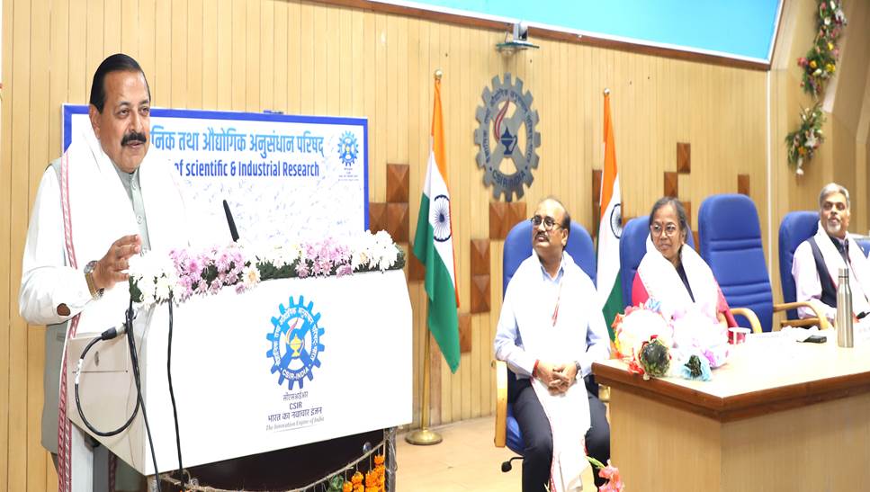 केंद्रीय मंत्री डॉ. जितेंद्र सिंह ने दिल्ली में वैज्ञानिक और औद्योगिक अनुसन्धान परिषद (सीएसआईआर) मुख्यालय से स्वच्छता ही सेवा (एसएचएस) अभियान केअंतर्गत स्वच्छता और पर्यावरणीय उत्तरदायित्व को बढ़ावा देने के लिए ‘रीसाइक्लिंग ऑन व्हील्स स्मार्ट -ईआर’ को हरी झंडी दिखाई