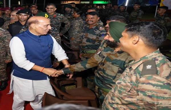 रक्षा मंत्री असम के तेजपुर पहुंचे; अरुणाचल प्रदेश में सैनिकों के साथ दशहरा मनाएंगे