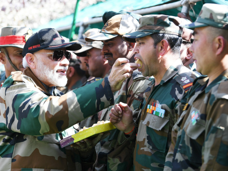 प्रधानमंत्री ने हिमाचल प्रदेश के लेप्चा में बहादुर जवानों के साथ दिवाली मनाई