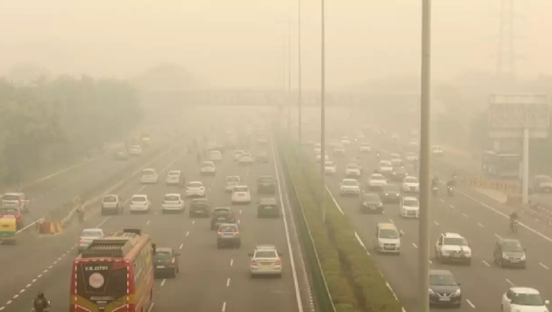 दिल्ली-एनसीआर में धुआं-धुआं आसमान, हवा में पटाखों ने घोला जहर