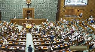 लोकसभा से निलंबित हुए 33 सांसद, जानें क्या है मामला