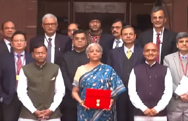 Budget: लगातार 6 बार बजट पेश करने वाली दूसरी वित्त मंत्री बन गई हैं निर्मला सीतारमण