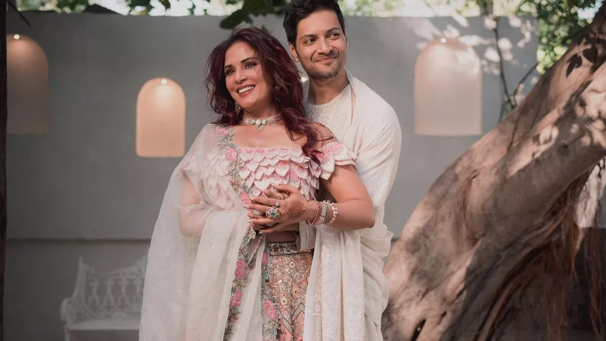 पहली बार दिखा 37 साल की ऋचा चड्ढा का बेबी बंप, प्रेग्नेंट वाइफ का यूं हाथ पकड़े दिखे अली फजल, वायरल हुआ