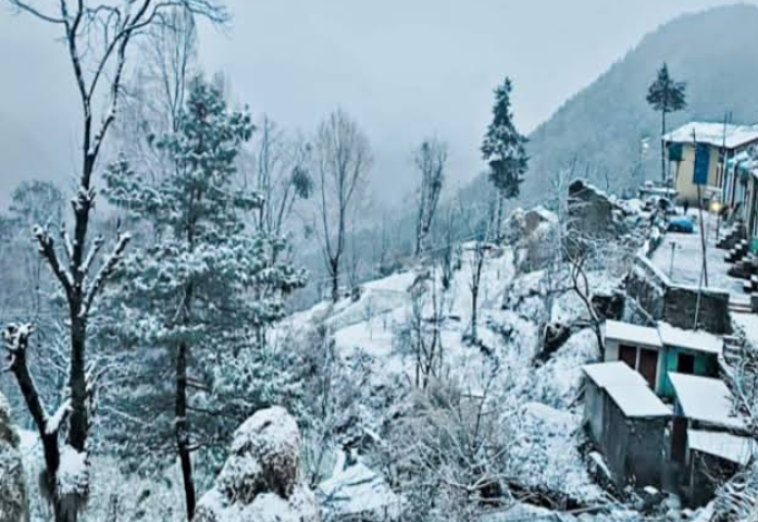 एक बार फिर मौसम ने ली करवट, पहाड़ों पर बर्फबारी और मैदानी इलाकों में बारिश की संभावना