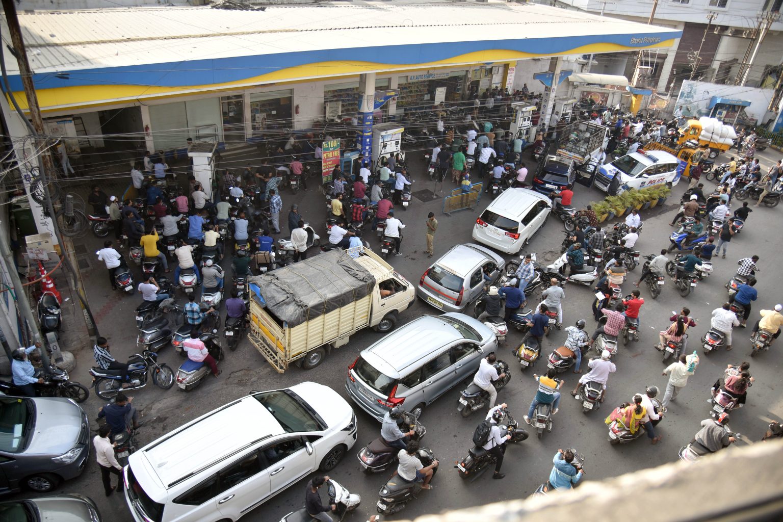 पेट्रोल-डीजल 2 रुपये प्रति लीटर हुआ सस्ता, आम आदमी को बड़ी राहत