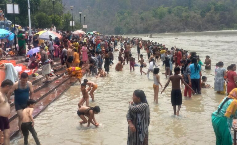 बुद्ध पूर्णिमा पर हरिद्वार में गंगा स्नान के लिए उमड़ा आस्था का सैलाब