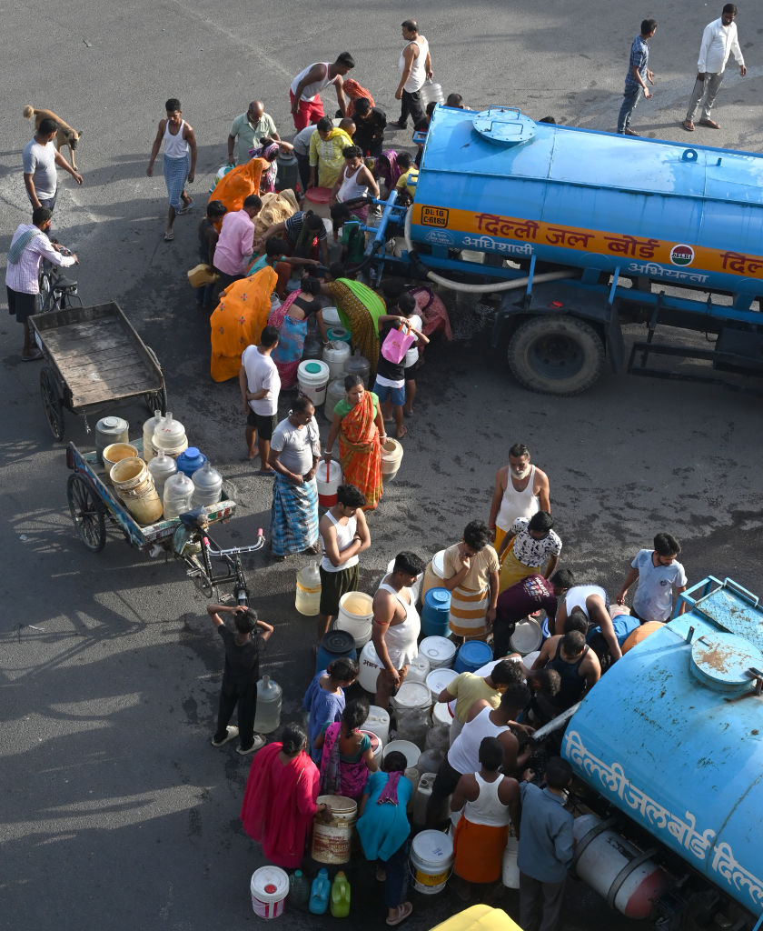 दिल्ली जल संकट: दिल्ली में पानी के टैंकरों पर देखी गईं लंबी कतारें, वीआईपी इलाकों में भी होगी पानी की कटौती