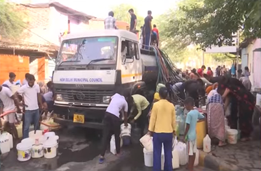 दिल्ली जल संकट : सुप्रीम कोर्ट ने दिल्ली सरकार से पूछा- टैंकर माफिया पर क्या कार्रवाई की ?