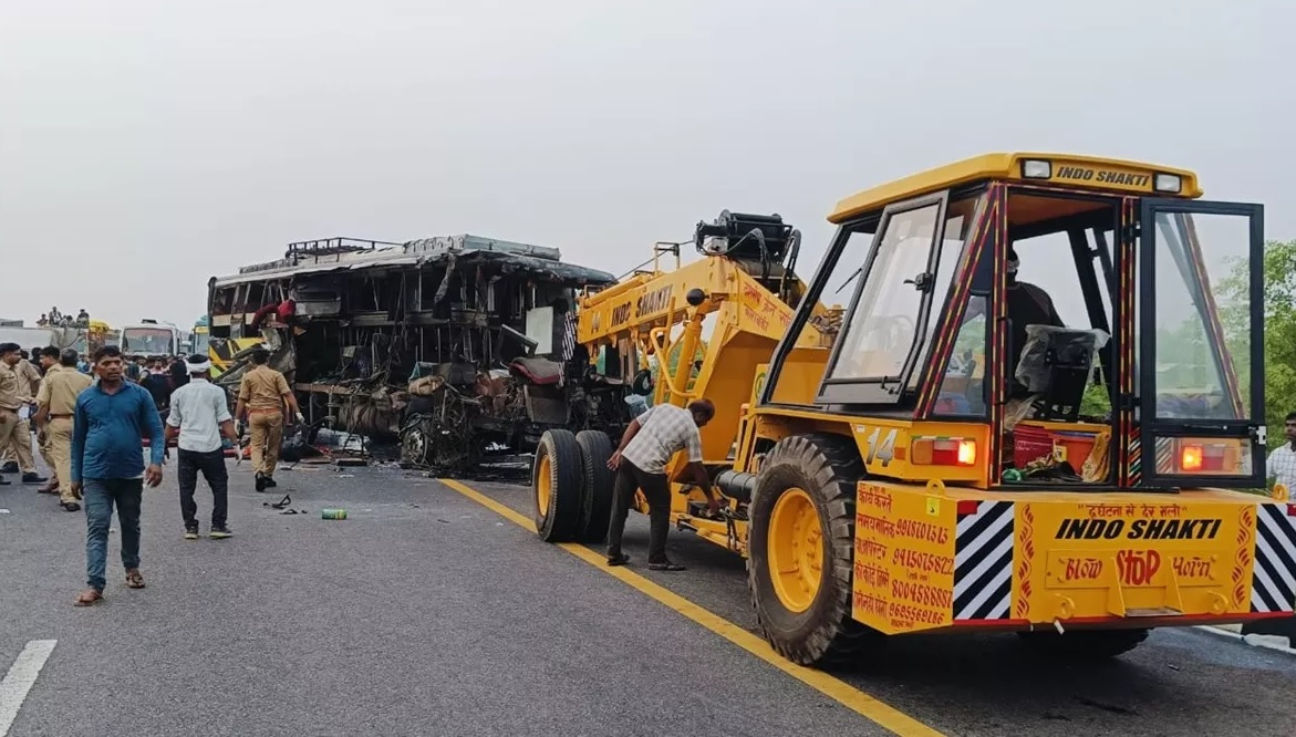 लखनऊ-आगरा एक्सप्रेस-वे पर बड़ा हादसा, 18 की मौत, 20 घायल