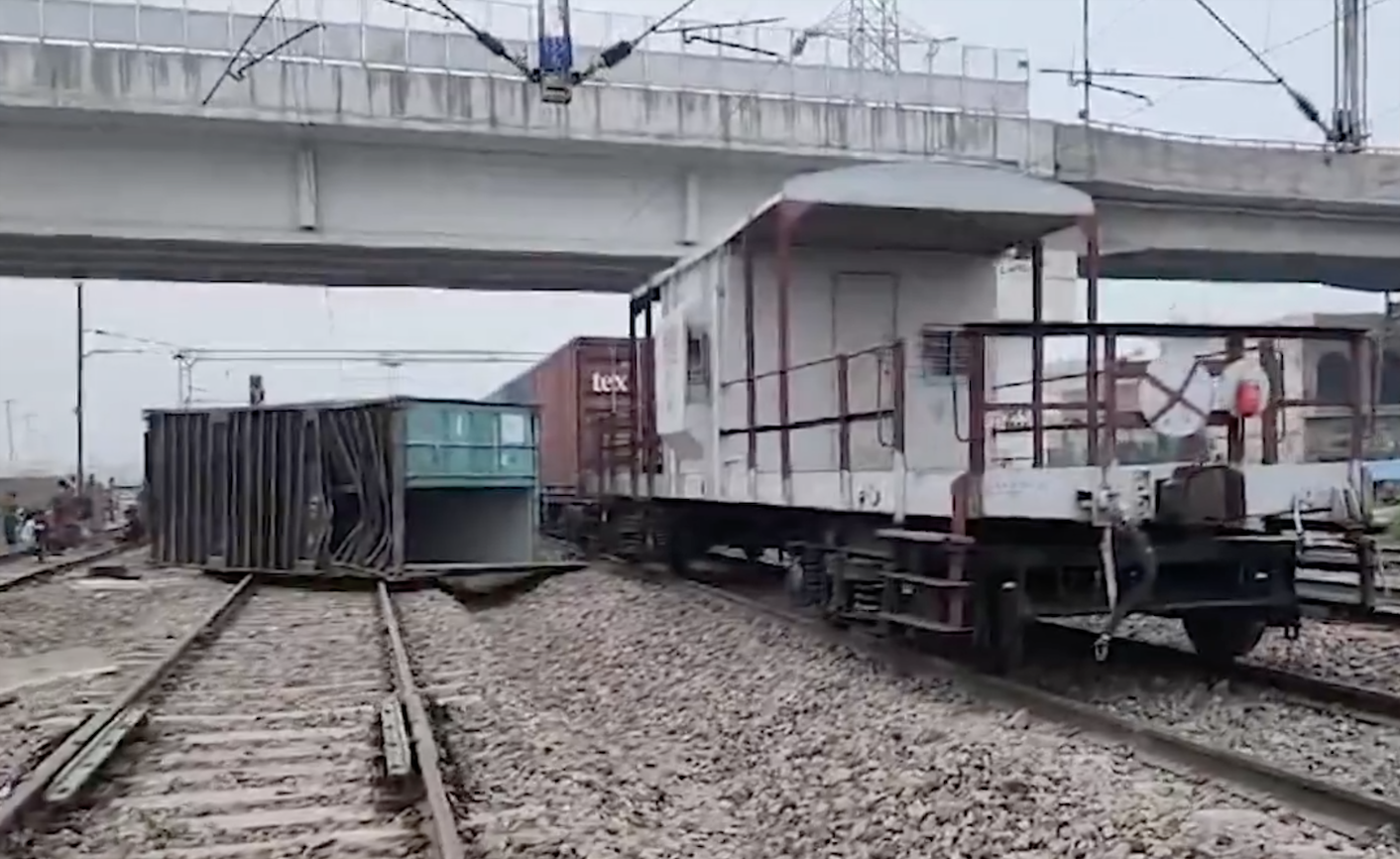 करनाल में चलती ट्रेन से कंटेनर गिरने से तीन किलोमीटर ट्रैक डैमेज