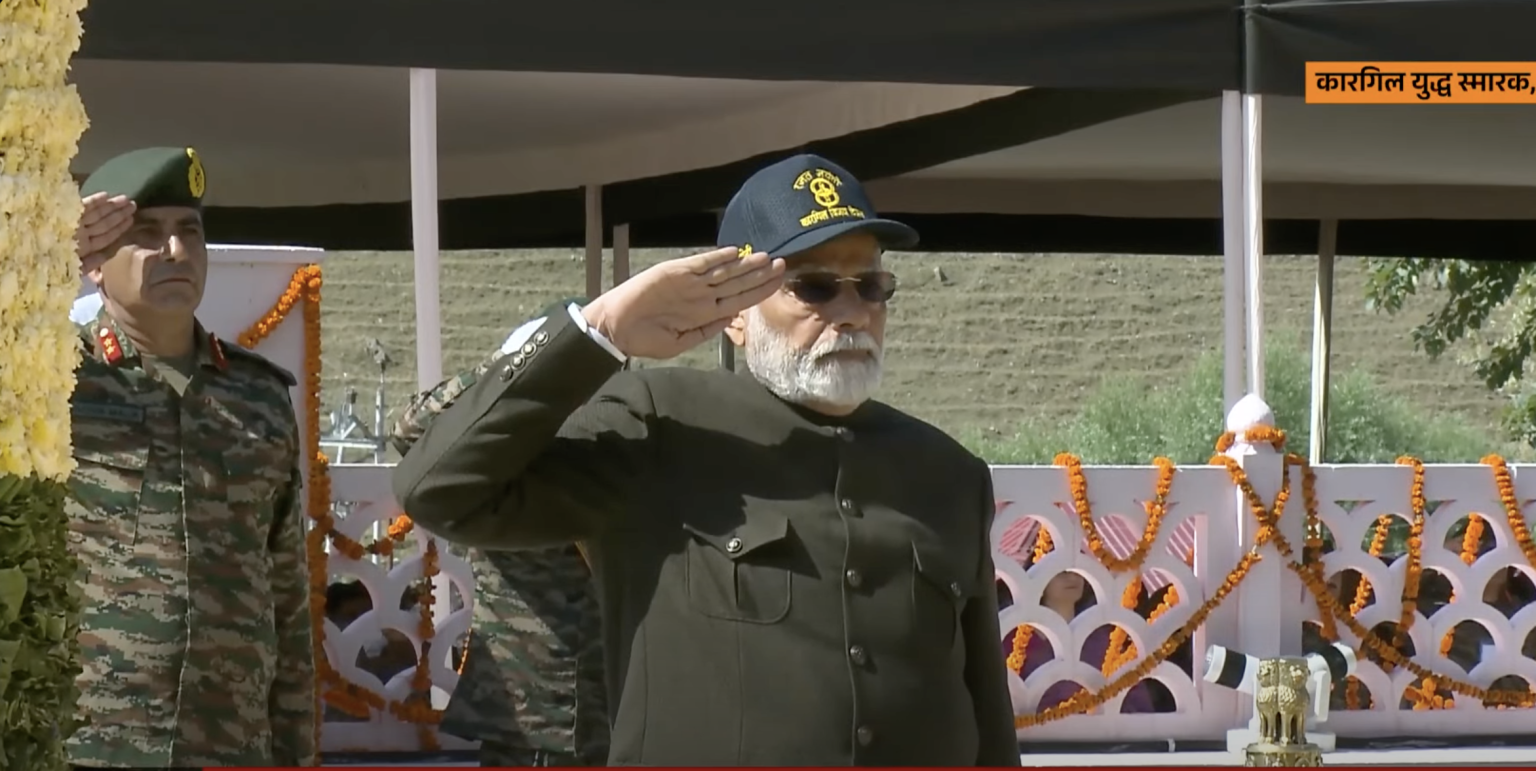 प्रधानमंत्री मोदी ने लद्दाख में कारगिल युद्ध के वीरों को श्रद्धांजलि की अर्पित