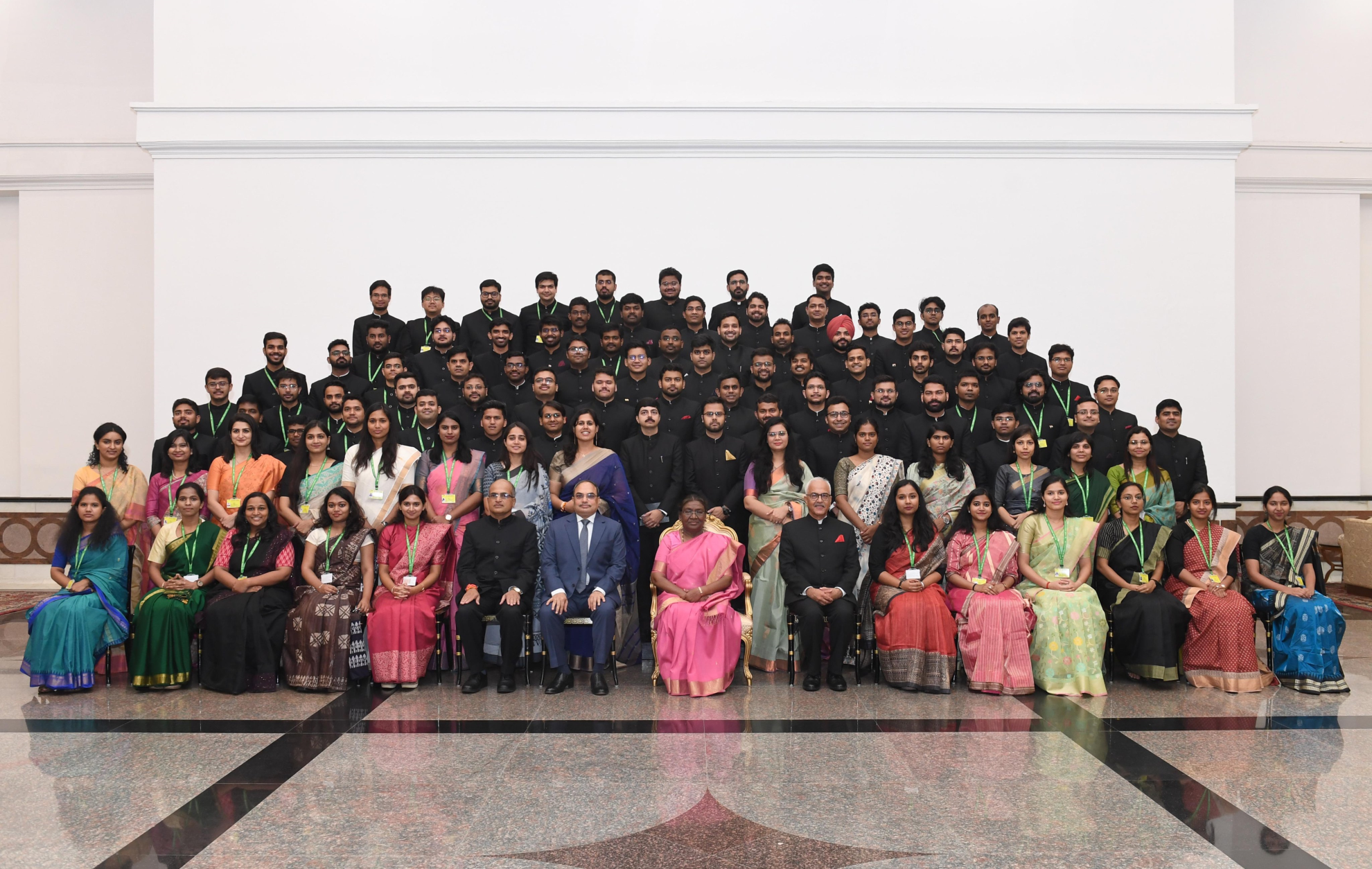 जहां भी काम करें, अपनी संवेदनशीलता, ईमानदारी और दक्षता से अपनी छाप छोड़ें: राष्ट्रपति