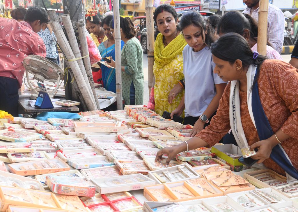 धूमधाम से मनाया जा रहा रक्षाबंधन का त्योहार, पीएम मोदी और राष्ट्रपति द्रौपदी मुर्मु ने देशवासियों को दी बधाई