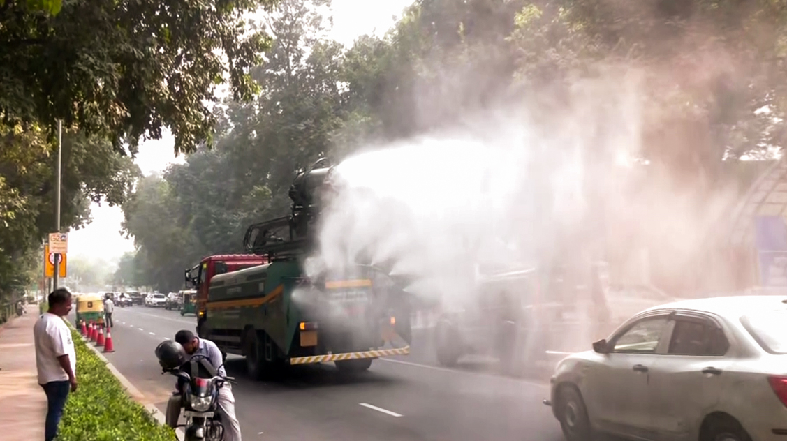 दिल्ली की वायु गुणवत्ता खतरनाक स्तर पर, पीडब्ल्यूडी के वाहनों ने किया पानी का छिड़काव
