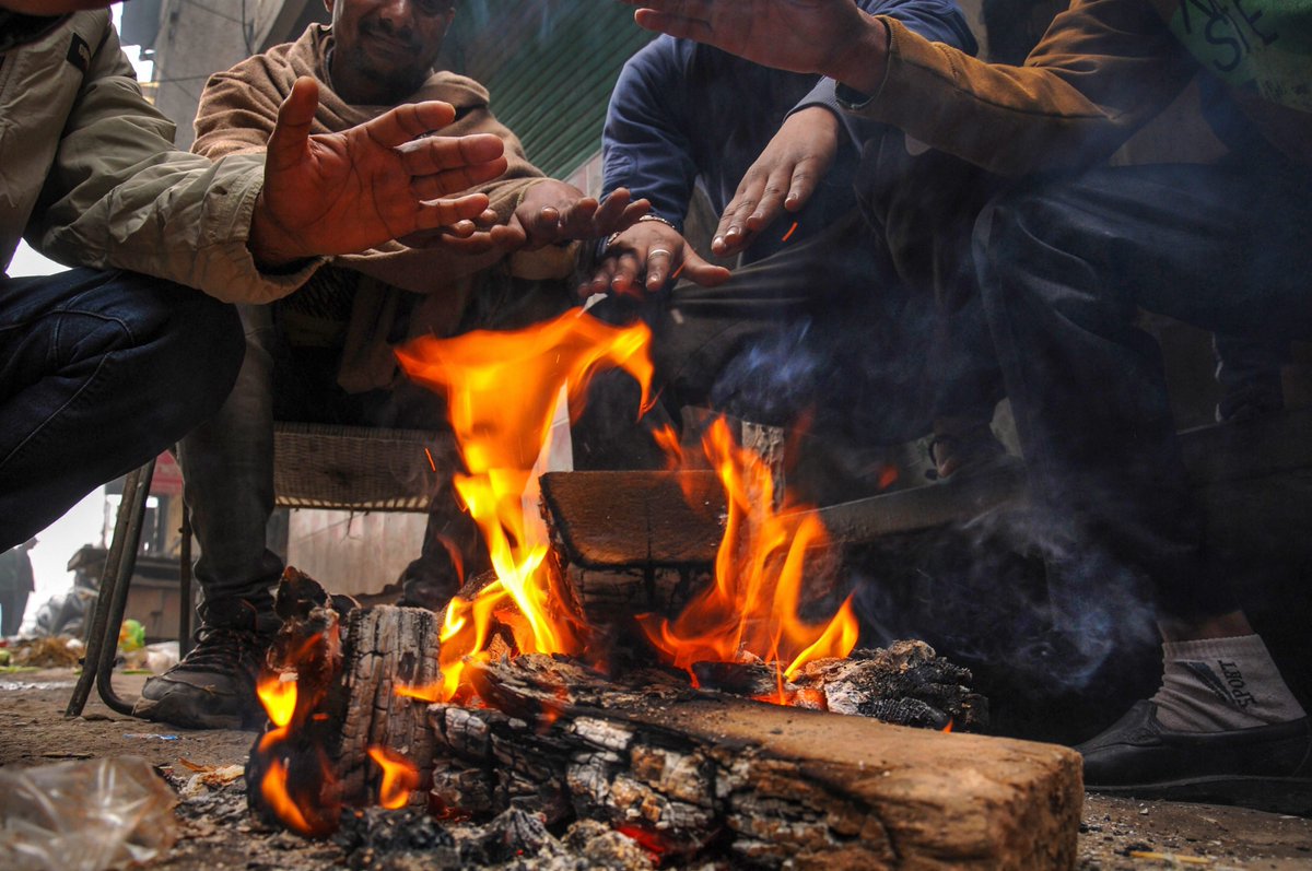 पहाड़ों पर बर्फबारी के बाद बढ़ी ठंड, उत्तर भारत शीतलहर के आगोश में