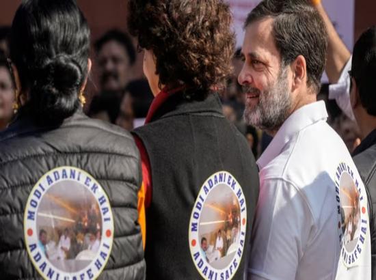 संसद शीतकालीन सत्रः विपक्षी सांसद काली जैकेट पहनकर पहुंचे